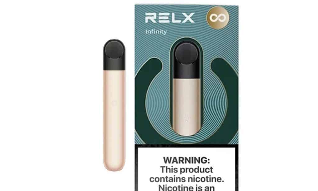 ผลิตภัณฑ์ทดแทนอีกหนึ่งแบรนด์ที่หลายคนต่างก็คุ้นชื่อคุ้นหูเป็นอย่างดี เป็นอีกหนึ่งแบรนด์ที่เจาะกลุ่มตลาดผู้ใช้งานผลิตภัณฑ์ทดแทนในประเทศไทยมาเป็นเวลานานหลายปีแล้วอย่างผลิตภัณฑ์ทดแทน Relx และหนึ่งในรุ่นการผลิตที่ได้รับความนิยมจากผู้ใช้งานไม่น้อยอย่าง Relx Infinity ก็เป็นหนึ่งในรุ่นที่มีผู้ใช้งานในตลาดไม่น้อยไปกว่า 40% โดยเป็นพอดไฟฟ้าระบบปิดที่ออกแบบและผลิตจากประเทศจีนแผ่นดินใหญ่ ถือเป็นรุ่นน้องของ Relx Classic หรือ Relx Zero ด้วยนำข้อบกพร่องต่างๆ มาปรับปรุงและพัฒนาออกมาจนได้มาเป็น Relx Infinity ที่เป็นรุ่นที่สองของผลิตภัณฑ์ทดแทนตระกูล Relx ที่มีผู้นิยมมากที่สุดอีกด้วย ผลิตภัณฑ์ทดแทน Relx Infinity เป็นพอดไฟฟ้าระบบปิดที่เน้นฟีลสัมผัสอย่างนุ่มละมุน แต่ยังคงความเต็มอิ่มของนิโคตินได้ดังเดิม โดยจะเป็นการเปลี่ยนหัวน้ำยาพอดเมื่อใช้งานหมด เพื่อสุขอนามัยที่ดีมากยิ่งขึ้น และปรับตัวเข้ากับยุคสมัยปัจจุบัน โดยหลักการทำงานของ Relx Infinity จะใช้หลักอากาศพลศาสตร์เข้ามาปรับใช้เพิ่มเติมในการทำงาน ด้วยแบตเตอรี่เป็นตัวจุดฉนวนตั้งต้นทำความร้อนจนได้ในระดับที่ต้องการและดึงเอาน้ำยาพอดทำการควบแน่นจนเกิดเป็นไอควันระเหยสู่ภายนอก ไอควันระเหยเหล่านี้ก็จะมีอนุภาคเล็กละเอียดซึมเข้าสู่กระแสเลือดได้อย่างรวดเร็ว ส่งผลให้ผู้ใช้เองรู้สึกเหมือนกับว่าร่างกายได้รับนิโคตินในปริมาณที่เพียงพอต่อความต้องการในเวลาอันสั้น เป็นประโยชน์ต่อผู้ที่อยู่ในระหว่างควบคุมการใช้งาน และค่อยๆ ปรับลดการเสพติดนิโคตินลงเพื่อให้ได้ประโยชน์และดีต่อสุขภาพมากที่สุด มีแบตเตอรี่ในตัว 350 mAh ใช้สายชาร์จแบบ USB Type-C และใช้เวลาในการชาร์จเพียง 30-40 นาทีเท่านั้น ทั้งนี้ตัวพอดของ Relx Infinity ยังการันตีรางวัลออกแบบผลิตภัณฑ์ยอดเยี่ยมจากงาน Red Dot Award 2020 โดยในงานมีผู้ส่งผลงานเข้าประกวดมากกว่า 60 ชิ้น แต่ผลิตภัณฑ์ทดแทน Relx Infinity สามารถคว้ารางวัลมาได้อย่างเต็มภาคภูมิ น้ำยาพอดจาก Relx Infinity นั้น ยังมีหลากหลายกลิ่นเป็นการสร้างสีสันให้กับผู้ใช้งานได้อย่างไม่มีเบื่อ น้ำยาพอด Relx Infinity ยังสามารถนำไปใช้งานตัวพอดของ Relx ในรุ่น Phantom ได้เช่นกัน หัวน้ำยาพอดมีขนาด 1.9 มิลลิลิต ใช้งานได้ประมาณ 300-400 คำ แต่ทั้งนี้จะใช้งานได้มากน้อยเท่าไหร่นั้น ต้องขึ้นอยู่กับการใช้งานของแต่ละบุคคลด้วย  อย่างไรก็ตามผลิตภัณฑ์ทดแทน Relx Infinity ยังเหมาะกับผู้ใช้งานมือใหม่ ที่ไม่ว่าจะเปลี่ยนมาใช้งานเป็นครั้งแรก หรือแม้แต่กำลังมองหาผลิตภัณฑ์ทดแทนที่มีคุณภาพ และได้ฟีลสัมผัสที่นุ่มๆ ไม่แสบคอ บาดคอ หรือระคายคอ โดยจะมีการรับประกันสินค้าส่วนใหญ่จะรับประกันตัวพอดที่ 6 เดือน แต่ทั้งนี้จะต้องขึ้นอยู่กับตัวแทนผู้จัดจำหน่ายด้วยเช่นกัน 